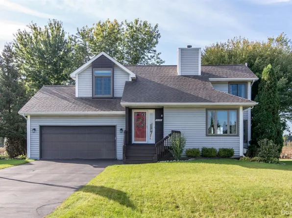 9059 Wildwood Lake Dr, Whitmore Lake, MI 48189