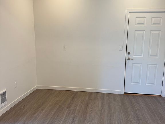 5th image of 2402 Floral Hill Dr