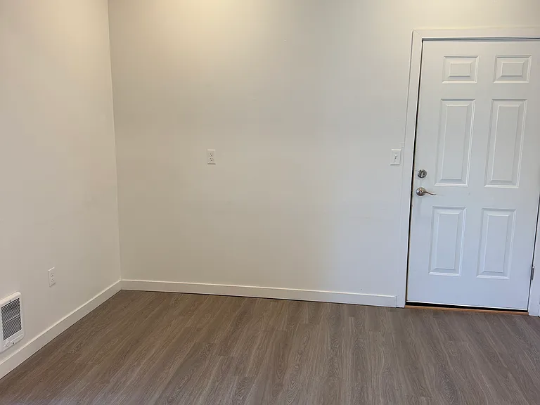 2402 Floral Hill Dr — Photo 5