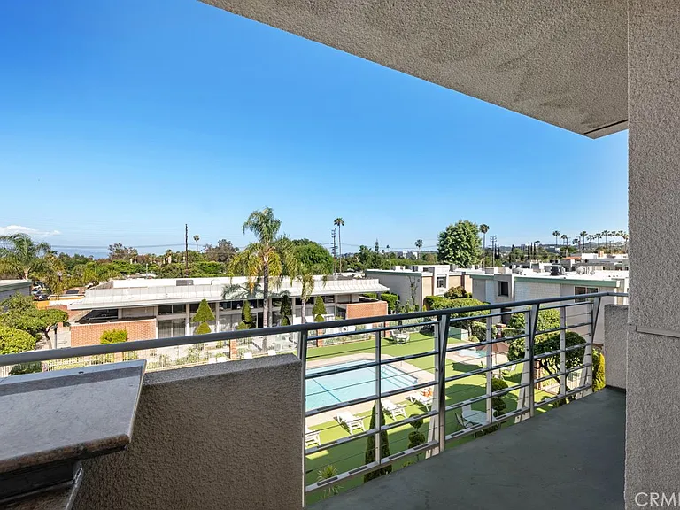 5301 Balboa Blvd — Photo 4