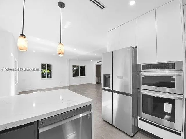 3 bed, 3.0 bath, 1359 sqft, $4,900 — Photo 3