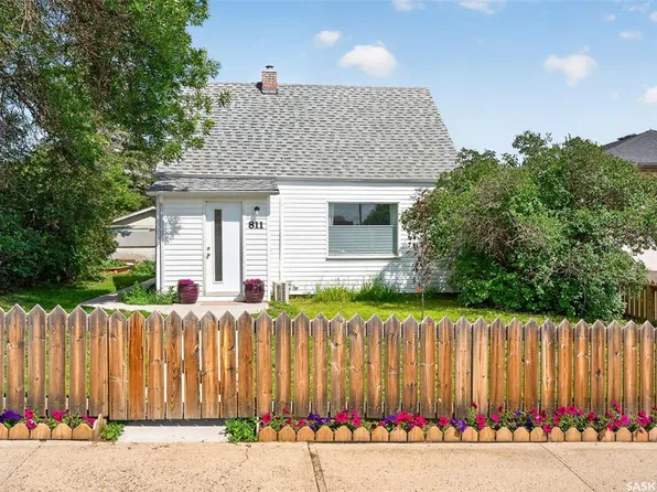811 4th AVENUE NW, Moose Jaw, SK S6H 3W8