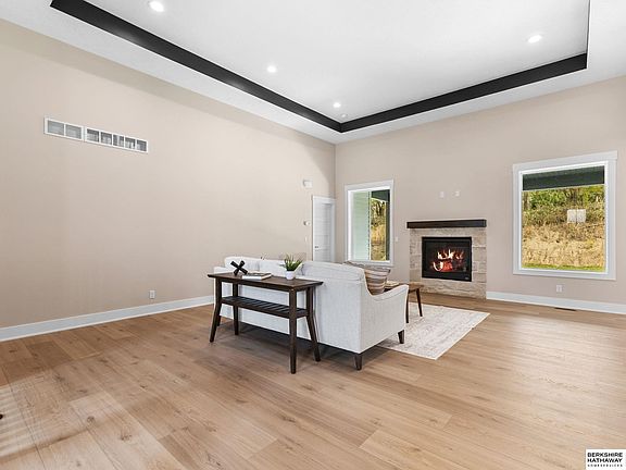 4th image of 815 Lakeview Way