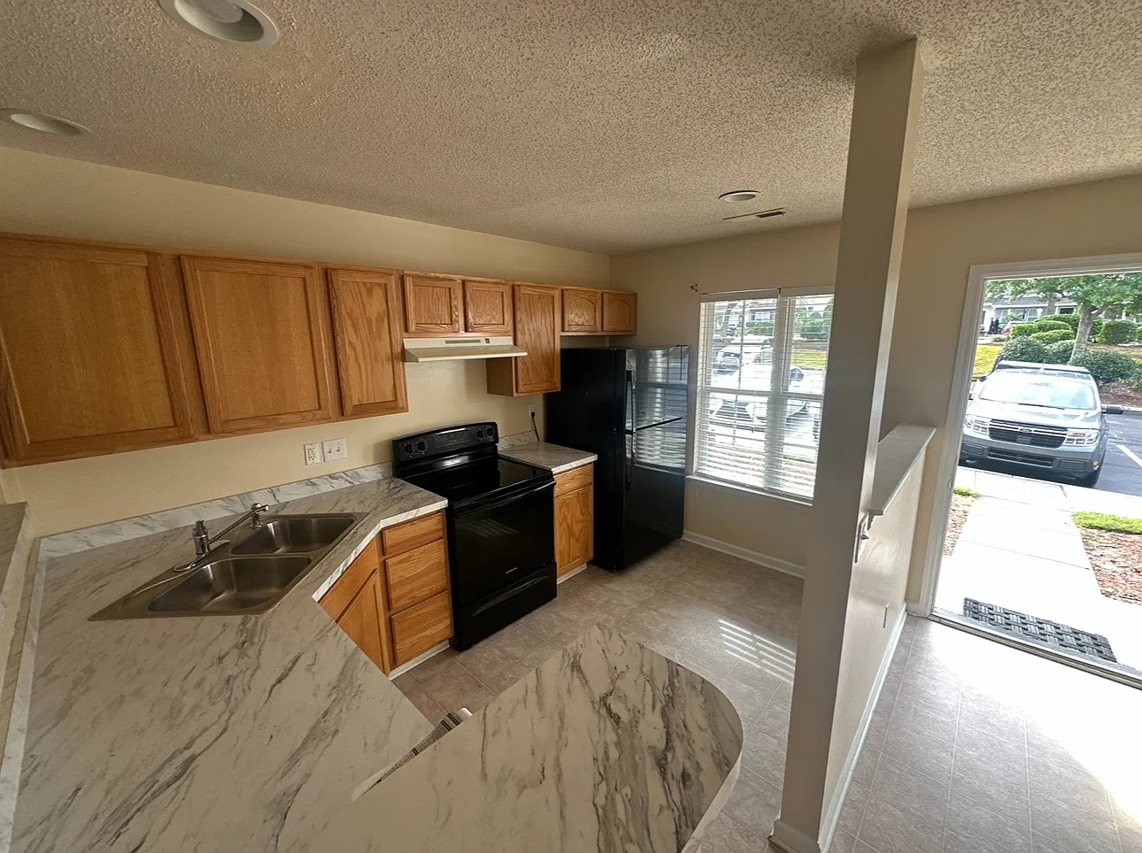 2 bed, 2.5 bath, 1072 sqft, $1,600 — Photo 2