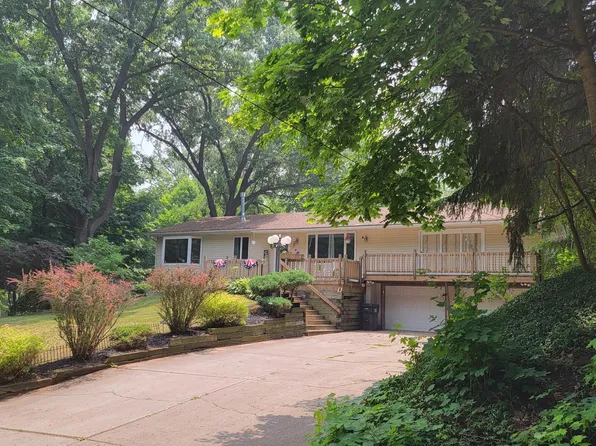 510 Crest Ln, Jonesville, MI 49250