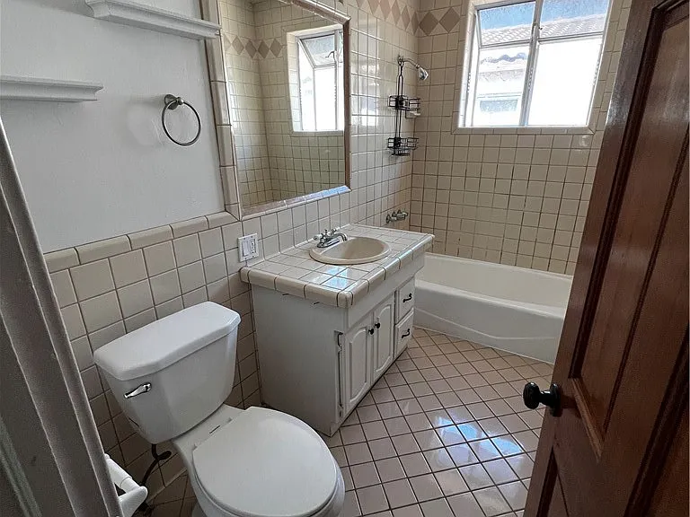 484 W 25th St — Photo 24