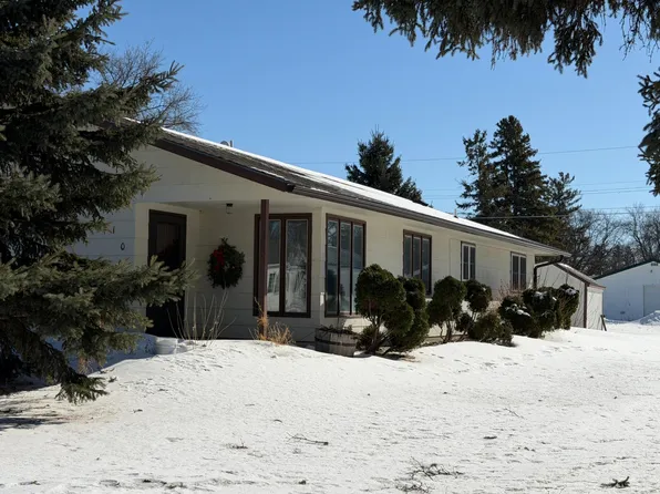 910 2nd St NE, Roseau, MN 56751