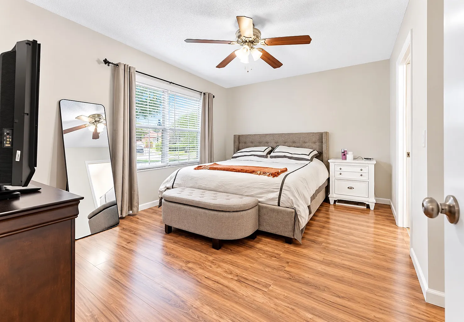 3 bed, 2200 sqft, $3,861 — Photo 2