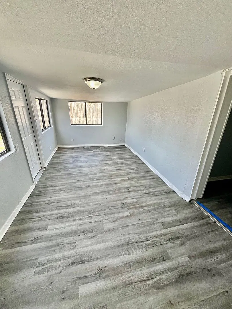 Spacious Remodeled 4br/1ba Home With Two Bonus Rooms! — Photo 2