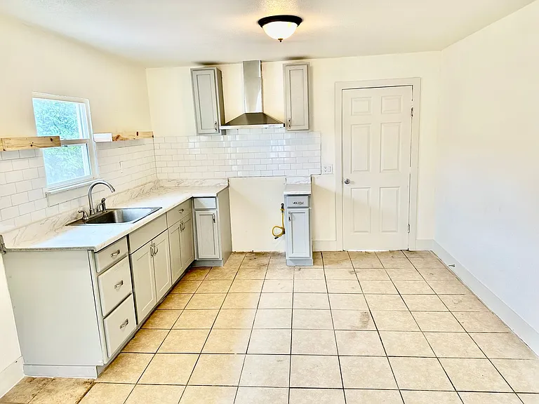 426 N Vineyard Ave — Photo 9