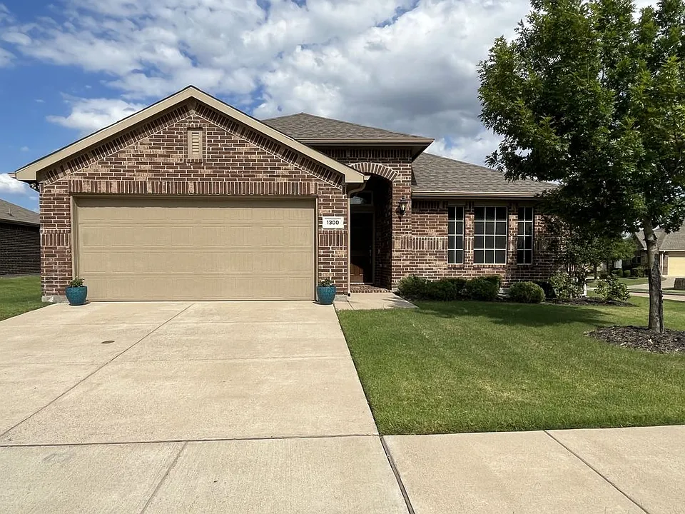 1300 Foxglove Ln