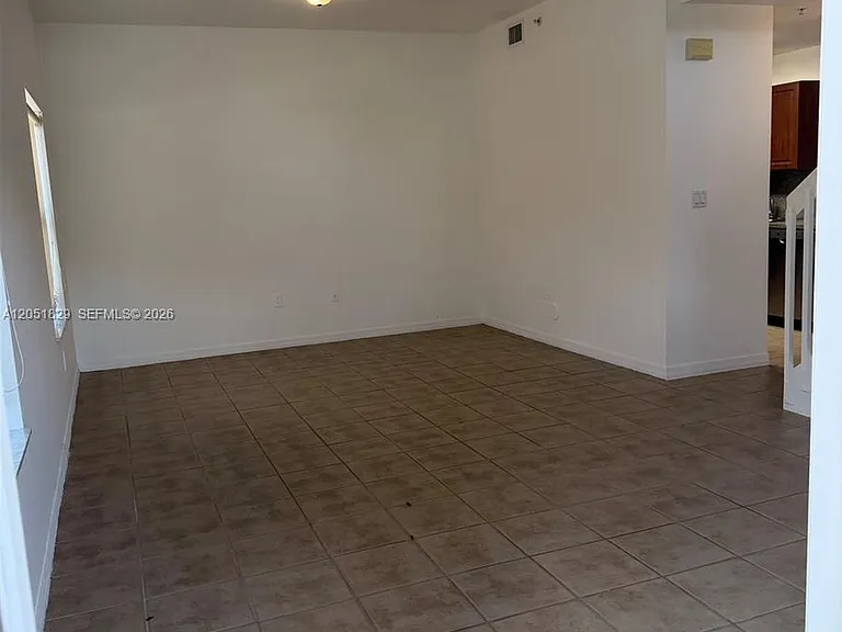 906 SW 143rd Ave — Photo 3