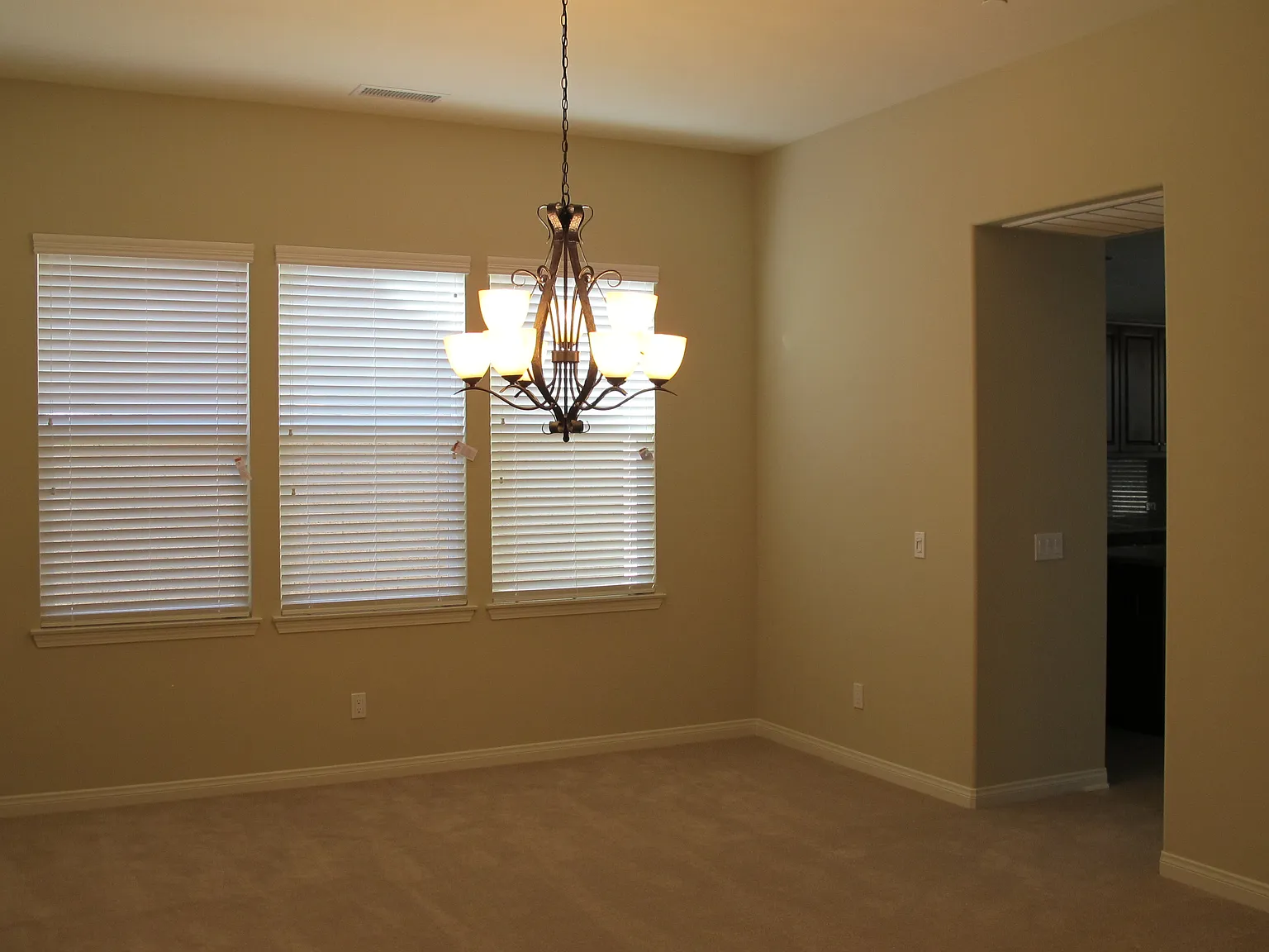 4 bed, 3.5 bath, 2942 sqft, $5,600 — Photo 4