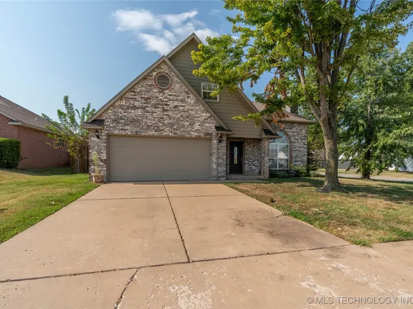 1202 E 138th Pl, Glenpool, OK 74033