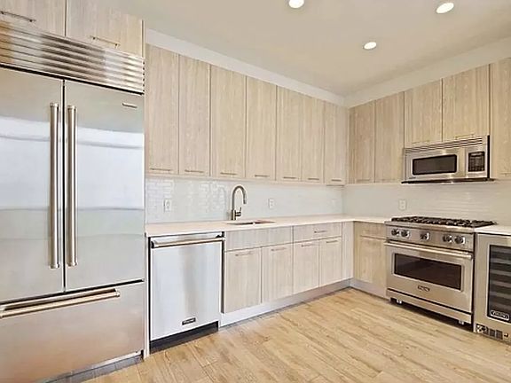 3rd image of 1501 Voorhies Ave #20G