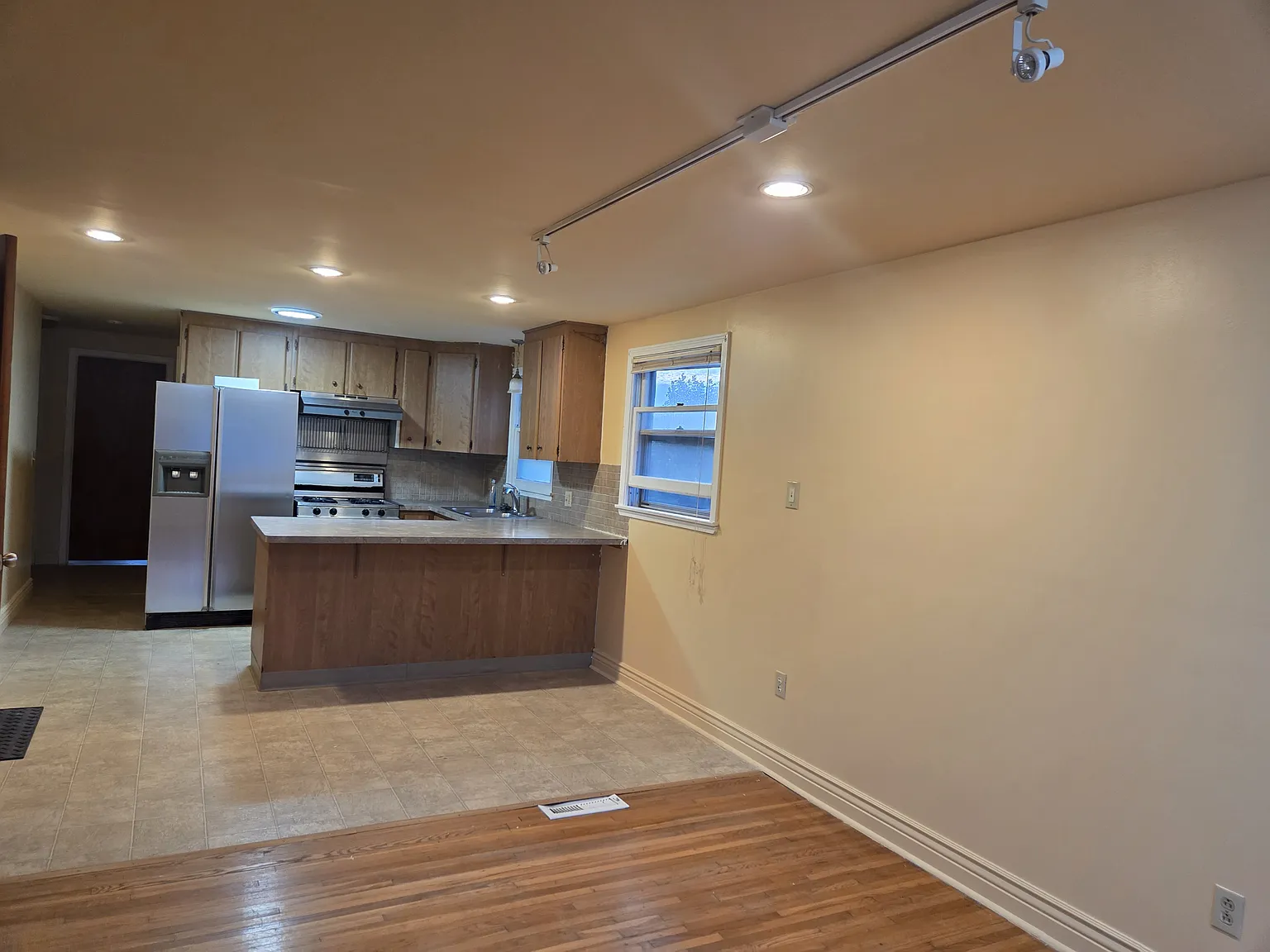 3 bed, 1200 sqft, $1,500 — Photo 2