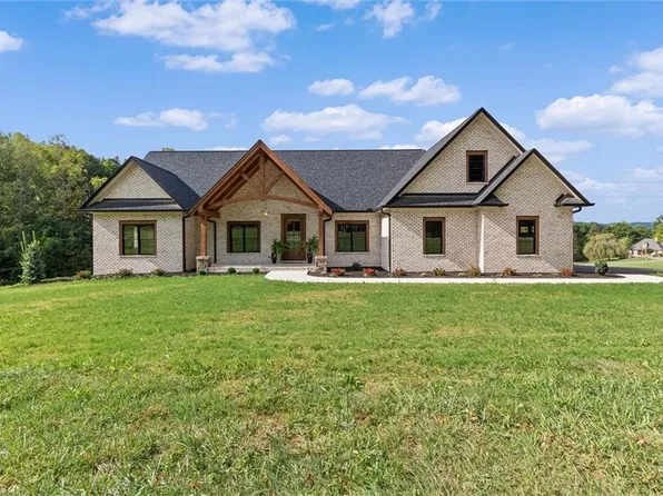 113 Stonecroft Rd, Mount Airy, NC 27030