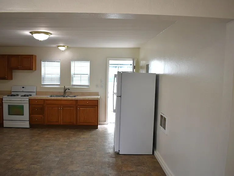 114 Park Ave #1/2 — Photo 2