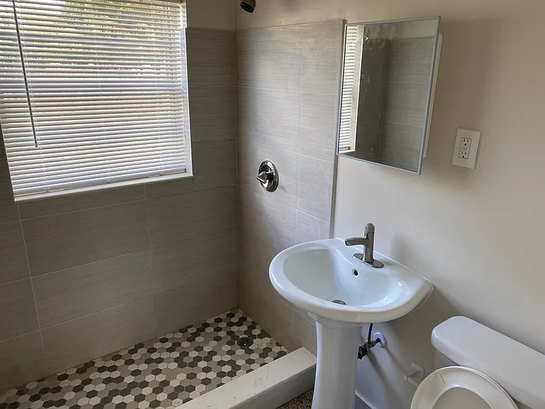 2325 N 25th Ave — Photo 16
