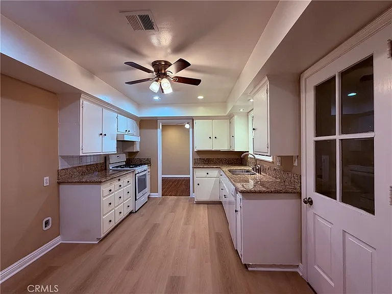 1447 S Valley Center Ave — Photo 13