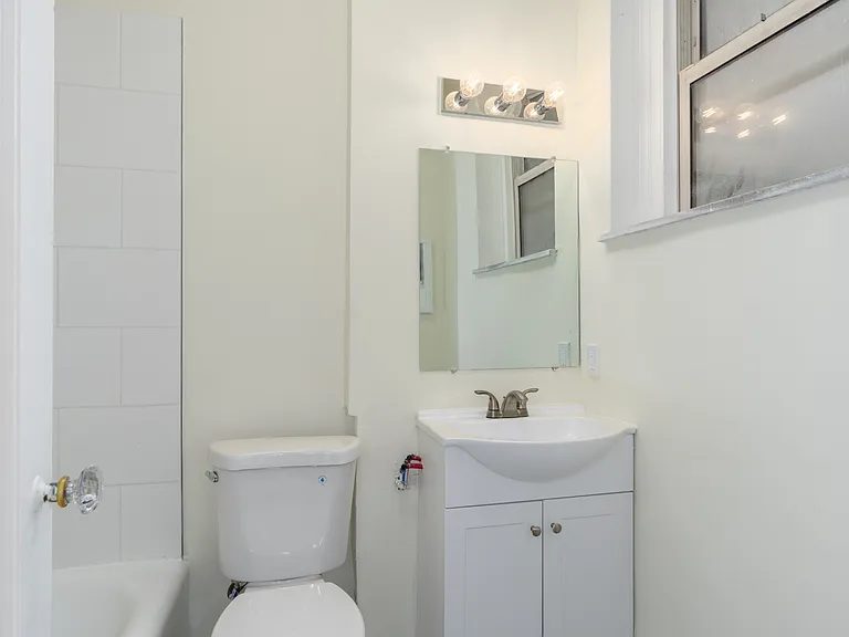 6301 N Rosebury Ave #2E — Photo 5