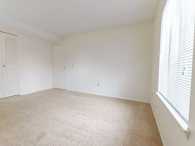 Windsor Gardens Apartments — Photo 91