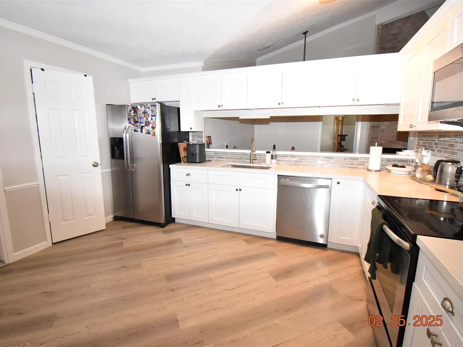 4 bed, 2.0 bath, 1860 sqft, $2,350 — Photo 2
