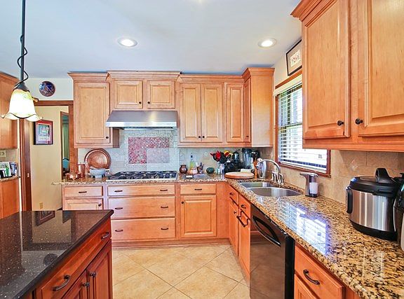 4th image of 510 Robinhood Dr