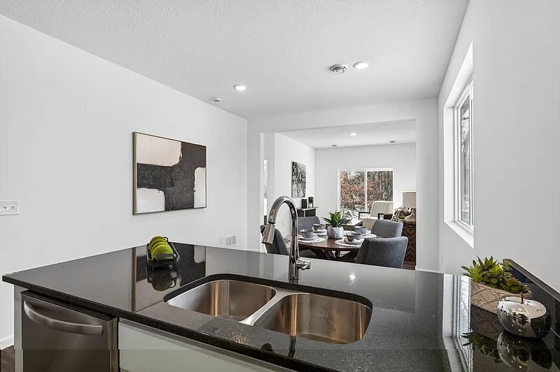 2 bed, 1.0 bath, 1008 sqft, $1,995 — Photo 3
