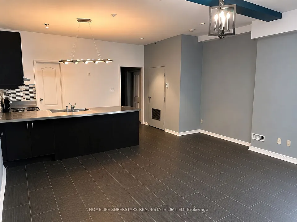 38 Kensington Pl #207
