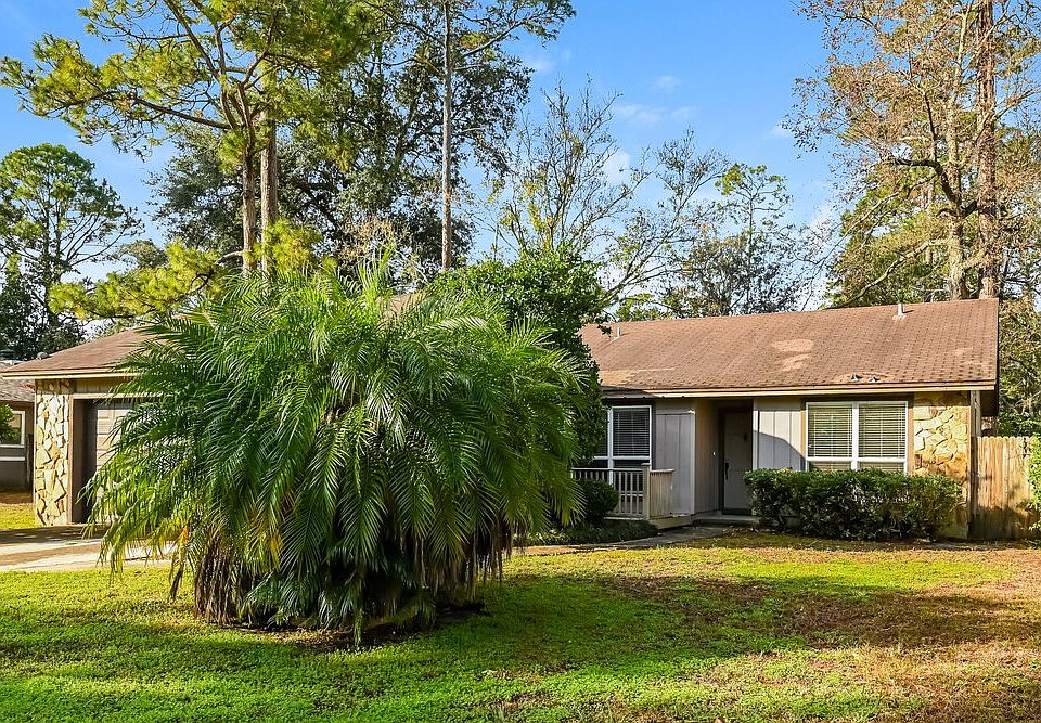 1st image of 11152 W Cloverhill Cir