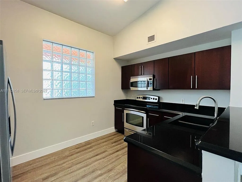 2 bed, 2.0 bath, 1154 sqft, $2,400 — Photo 4
