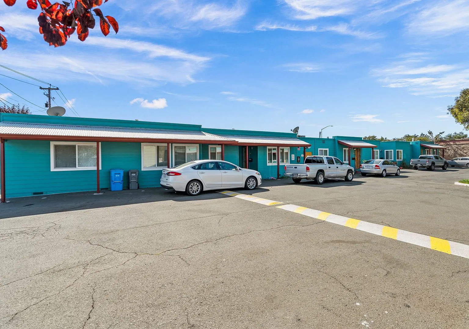 Las Flores Apartments — Photo 1