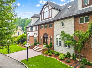 100 Wadsworth Rd, Staten Island, NY 10305