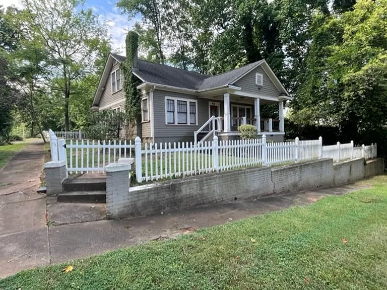 401 Wesley Heights Way — Photo 1