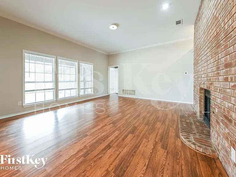 542 Renee Ln — Photo 2