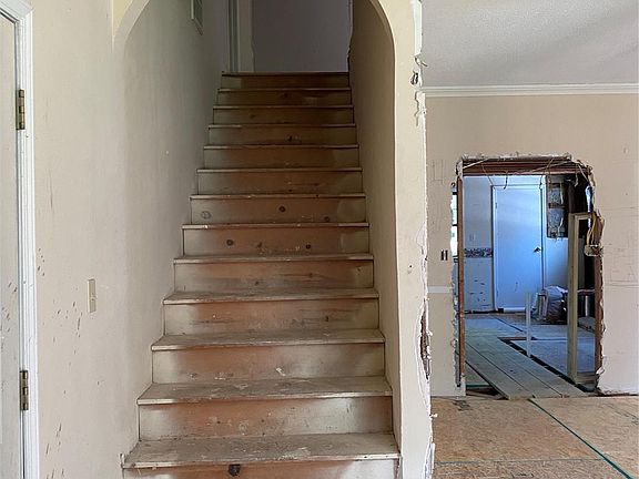4th image of 832 S Knoxville Ave