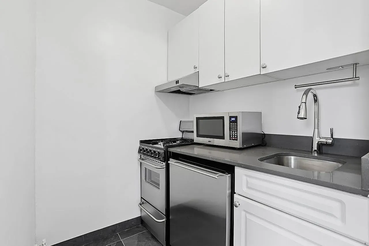 19 West 69th Street — Photo 4