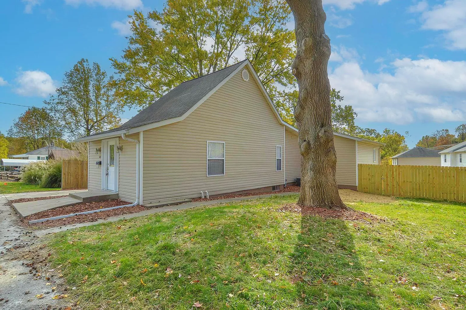 305 Padin St photo 1