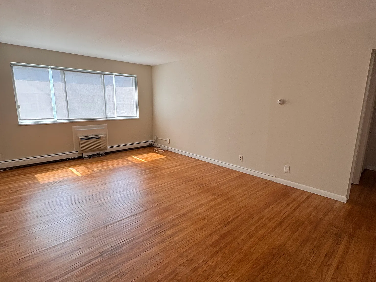 2 bed, 1000 sqft, $1,500 — Photo 2