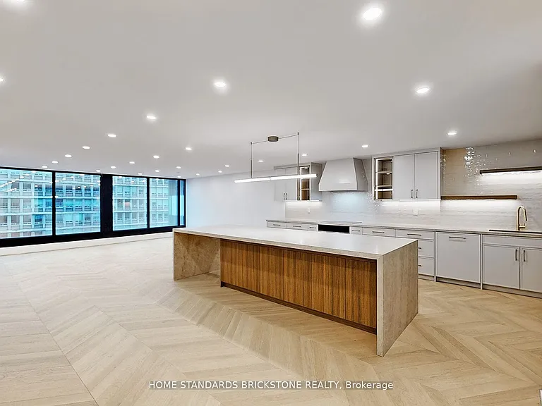 110 Bloor St W #1009 — Photo 8