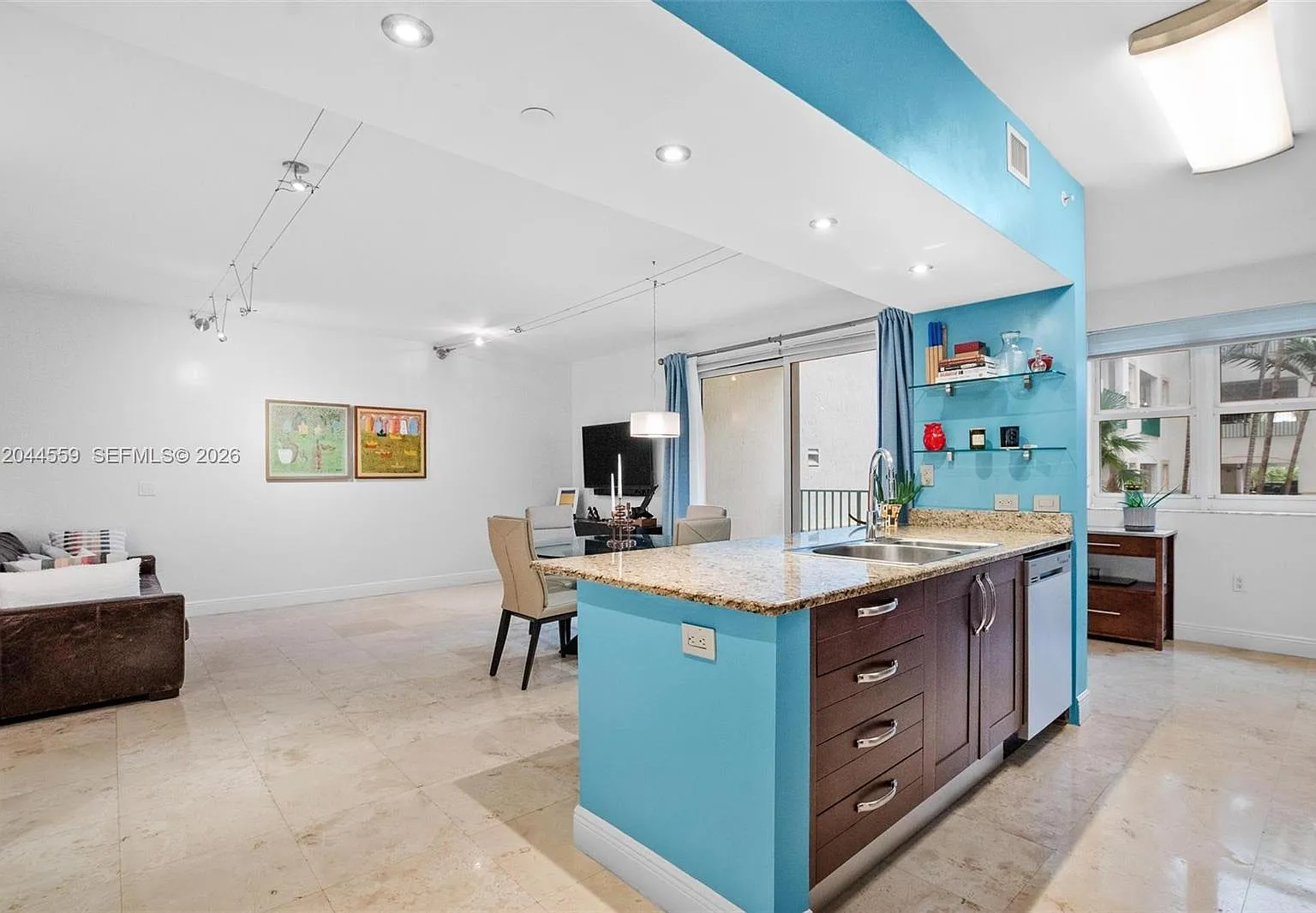 Turnberry Village So Towe — Photo 1