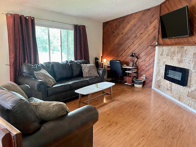 530 Fredricks Dr — Photo 2