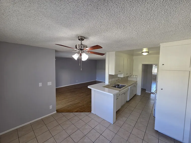 13955 Oxnard St — Photo 16