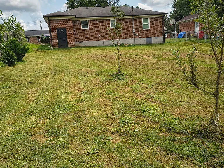 136 Ashville Dr — Photo 9