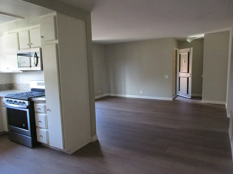 Las Flores Gardens Apartments — Photo 25