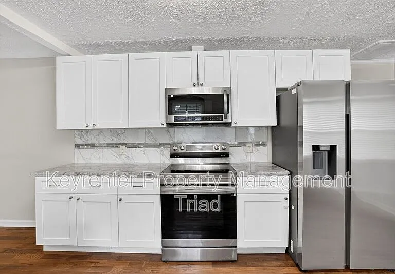 5108 Lakeshore Ct — Photo 4