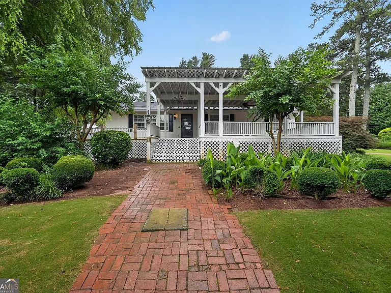 1455 Courtney Ln — Photo 1