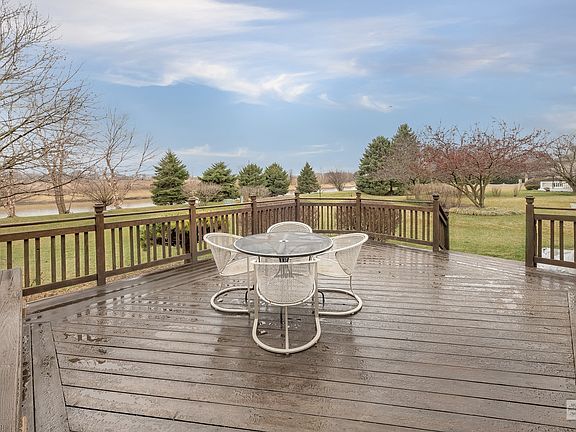 Lots of space here for your outdoor entertaining on this large 17x20 deck w/built-in bench!