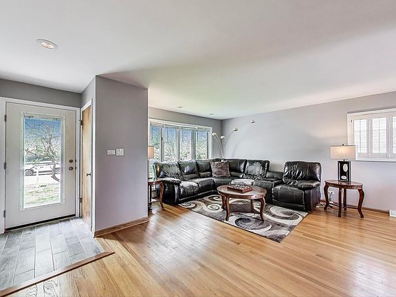 3rd image of 51 Julie Dr